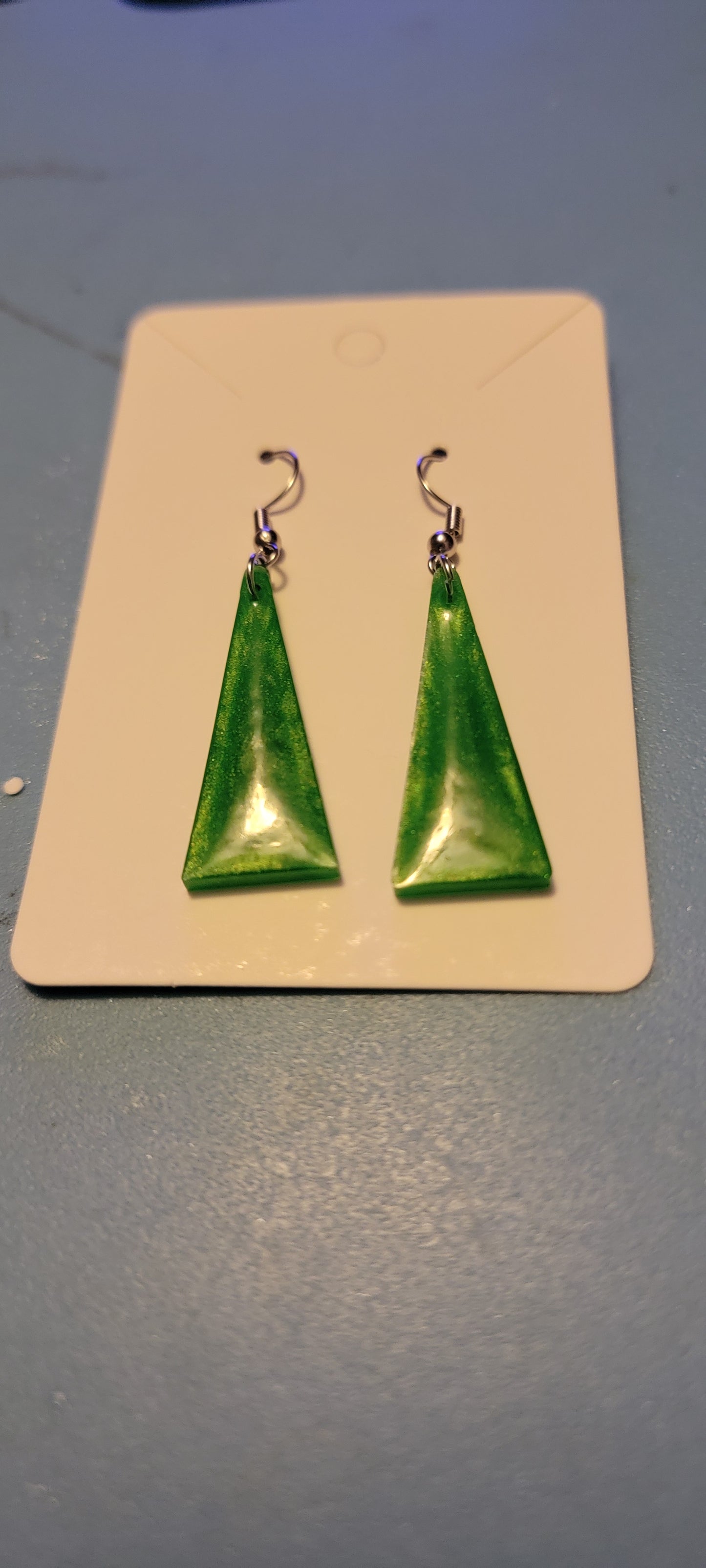 Green mica slim triangle earrings